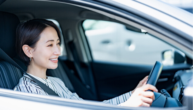 車を運転している画像