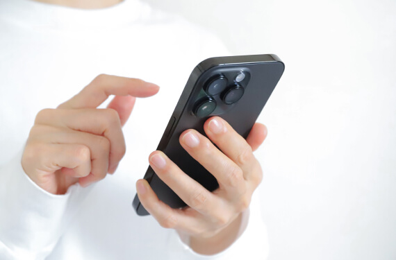 スマホを操作している画像